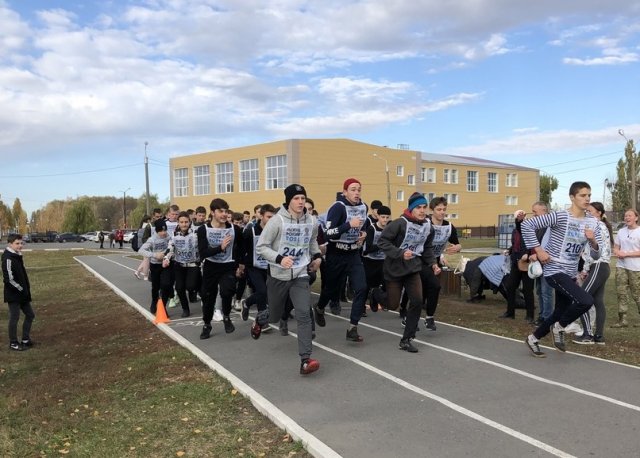 Массовый забег среди грязинских школьников и студентов состоялся в рамках проекта "Я в десантники пойду"